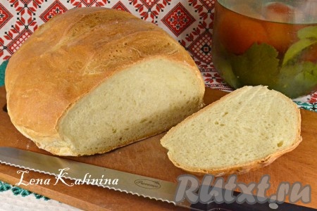 Остудить очень пышный и вкусный хлеб, замешанный на рассоле, нарезать и можно подавать к столу.
