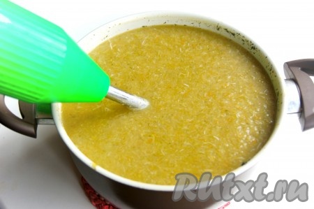 Измельчаем суп при помощи погружного блендера до однородности.
