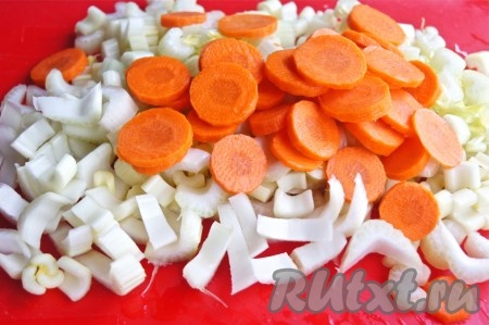Пока варится бульон, нарезаем на небольшие кусочки сельдерей, морковь и лук.