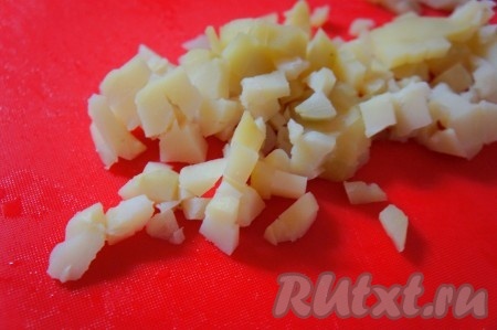 2 картофелины, отваренные в кожуре до готовности (варить минут 20-25), остудить, очистить и нарезать мелкими кубиками.
