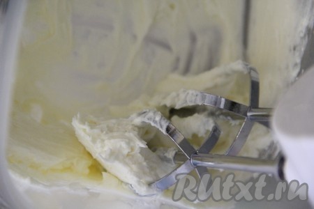 Взбить с помощью венчика творожный сыр с сахарной пудрой до однородного состояния.