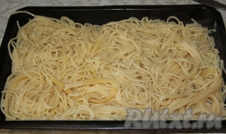 В форму выкладываем предварительно отваренные спагетти. 