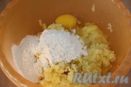 Добавить в картофельную массу яйцо, соль и специи. Всыпать муку. Я добавила сначала 100 грамм муки, а затем смотрела по консистенции. Масса должна получиться однородной и не распадаться.