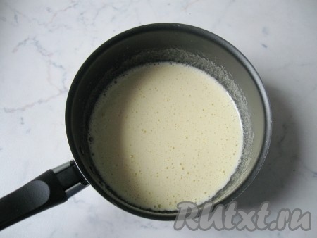 Молоко подогреть до 35-40 градусов и влить в смесь яйца с сахаром.
