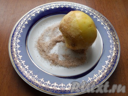 Обвалять яблоки срезанной частью в смеси сахара и корицы.
