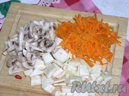 Лук нарезать мелким кубиком, шампиньоны и сельдерей - пластинками, морковь натереть на крупной терке.
