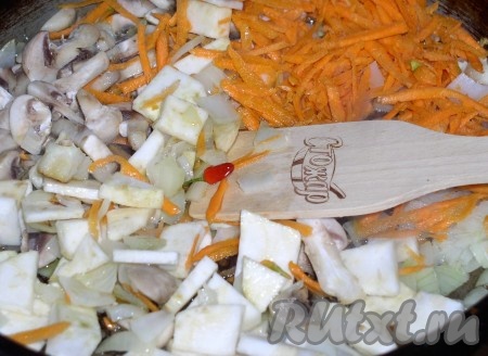 Пока варится тыква и картофель, обжарить сначала лук до "стекла", затем добавить морковь, шампиньоны, сельдерей и стручок свежего перца (или щепотку любого молотого на Ваш вкус). Прогреть овощи в масле и щадящим способом обжарить на самом маленьком огне, накрыв овощи крышкой. 
