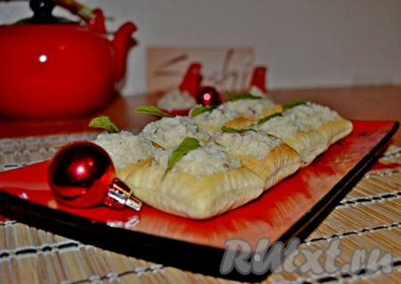 Наполнить подготовленные корзиночки селедочной начинкой. Закуска из слоеного теста готова, можно подавать на праздничный стол.