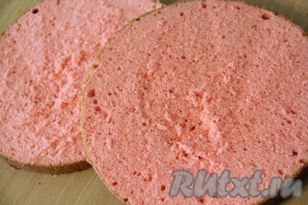 Охлаждённый бисквит разрезать на две части.
 