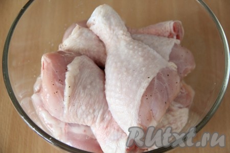Хорошо втереть соль и чёрный молотый перец в кусочки курицы и оставить на 30 минут при комнатной температуре. 