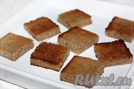 Хлеб подсушить в тостере или на сковороде.
