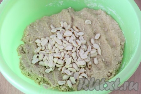 Орехи добавить в тесто и хорошо их вмесить. Оставить тесто для овсяного печенья на 1 час, накрыв пищевой плёнкой.
