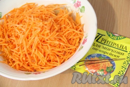 В морковь добавить приправу и хорошо перемешать. Кстати, можно использовать готовую корейскую морковку.