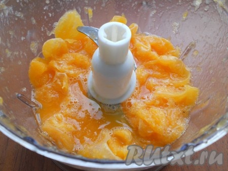 Измельчить мандарины на высокой скорости. Далее мандарины протереть через сито, в результате должно получиться, примерно, 120-140 мл сока.
