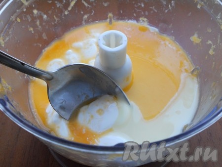 В чашу блендера поместить сметану, сгущённое молоко, влить мандариновый сок.
