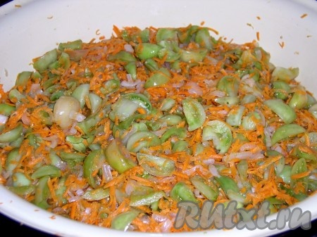 Помидоры помыть. В эмалированный таз сложить нарезанные дольками помидоры (как режут дольками яблоко). Посолить помидоры 200 граммами соли и оставить на 6-10 часов. Выделившийся сок слить, так как он содержит в себе горечь. Помыть и почистить лук и морковь. Лук нарезать четверть-кольцами, морковь натереть на крупной терке или на терке для "моркови по-корейски". Выложить лук и морковь к помидорам и присолить 2 столовыми ложками соли, слегка перемешать соль с морковью и луком деревянной ложкой. Теперь высыпать к овощам весь сахар, перемешать помидоры, лук, морковь и оставить на 8 часов. Должен выделиться еще сок (от моркови). Возможно, сорт моркови будет сладкий и потребуется посолить салат по вкусу перед варкой.
