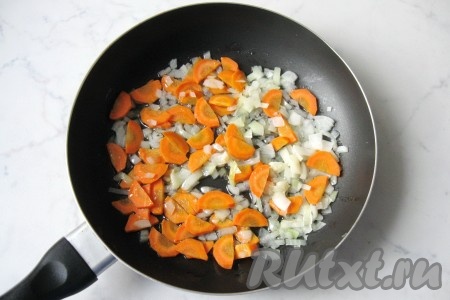 Обжарить лук с морковью, периодически помешивая, в течение 10 минут на небольшом огне.
