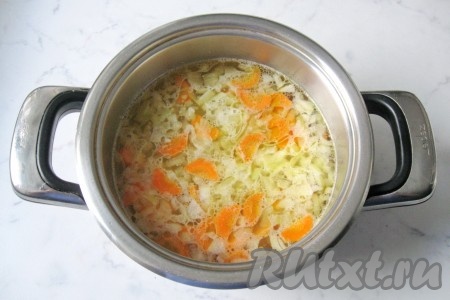 Добавить лук с морковью в кастрюлю с картошкой через 10 минут после закипания картофеля и воды.
