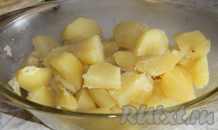 Предварительно отвариваем картофель в кожуре в несоленой воде. Очищаем его, нарезаем брусочками и выкладываем в форму для запекания. 
