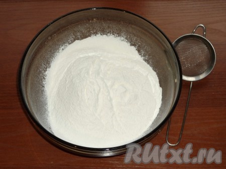 Муку просеять в миску вместе с солью, разрыхлителем и содой. 