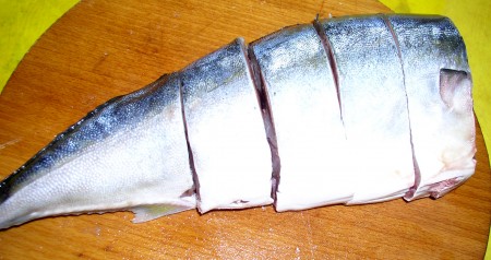 Нарезать тунца кусочками толщиной до 7 сантиметров и пересыпать солью, не сильно мало, чтобы рыбка была покрыта тонким слоем соли.

