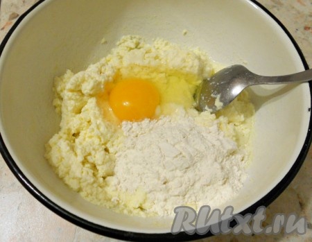 Творог смешать с сахаром, ванильным сахаром и солью, добавить яйцо и всыпать просеянную муку. 
