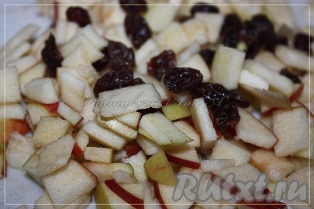 Для приготовления начинки смешать мелко нарезанное яблоко, изюм и корицу.
