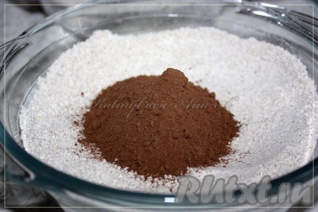 В отдельную миску отсыпать 1/3 получившейся мучной массы, оставшиеся 2/3 смешать с какао.
