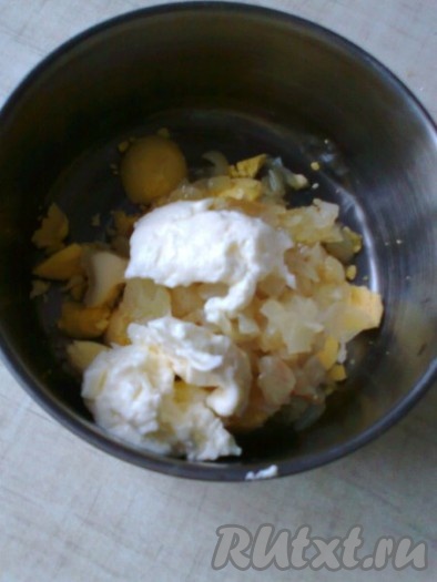 Соединить жареный лук, желтки, майонез (или сметану), соль по вкусу, тщательно перемешать начинку для фаршировки вареных яиц.
