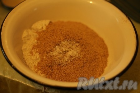 Кориандр вместе с солью потолочь в ступке. Муку смешать с отрубями, кориандром, солью и содой.
