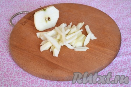 Очищаем яблоко от кожуры, сердцевины и нарезаем соломкой. 
