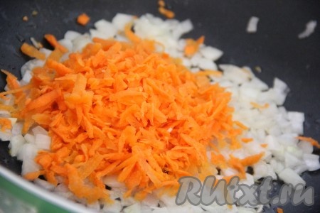 Морковь почистить и натереть на крупной тёрке. Добавить морковь в сковороду к луку и обжарить в течение 5-7 минут, периодически помешивать.