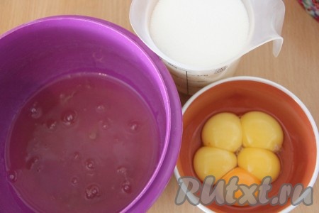 Для приготовления белого бисквита для первого яруса: отделить желтки от белков. 
