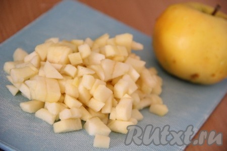 Яблоки вымыть, очистить от кожуры, нарезать на мелкие кубики.