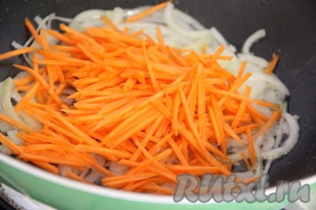 Морковь добавить на сковороду с луком и обжарить в течение 5-7 минут, не забывая помешивать. 