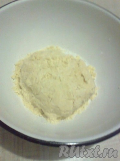 Сахар с яйцом взбить венчиком до пены. Добавить мягкое масло, молоко, муку и замесить тесто. Разделить тесто на 2 части и заморозить в морозилке в течение, как минимум, 30 минут.
