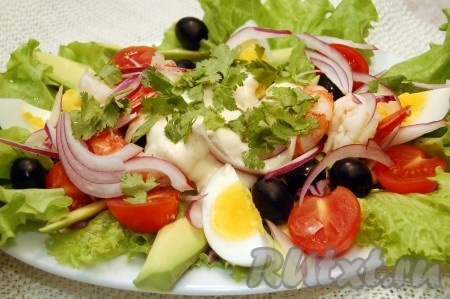 Салат с авокадо, креветками и яйцом