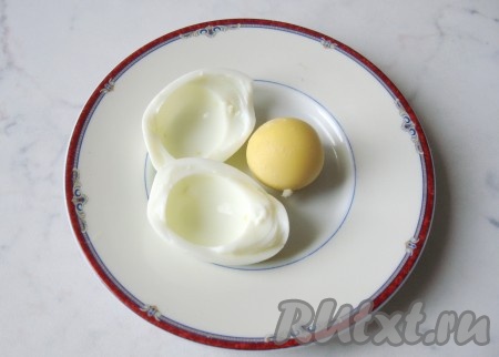 Другое яйцо разделить на желток и белок. Это яйцо пойдет на украшение.
