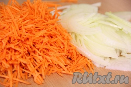 Лук, чеснок и морковь почистить. Лук нарезать тонкими полукольцами, а морковь натереть на тёрке для моркови по-корейски.