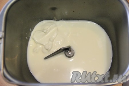 Если делать замес дрожжевого теста в хлебопечке, тогда влить в ведёрко хлебопечки тёплое молоко (температура молока должна быть не выше 40 градусов), добавить сметану.