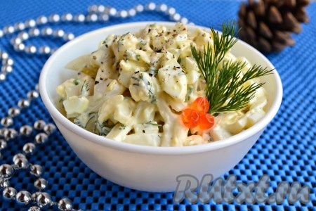 Выложить замечательный, очень вкусный салат из кальмаров с сыром и яйцом в салатник, украсить и подать к столу.
