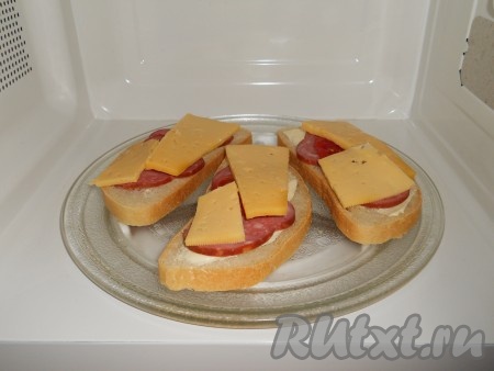 Выложить бутерброды на тарелку для микроволновки.
