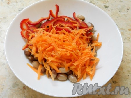 Морковь очистить и натереть на крупной тёрке, добавить в салат к фасоли и болгарскому перцу.
