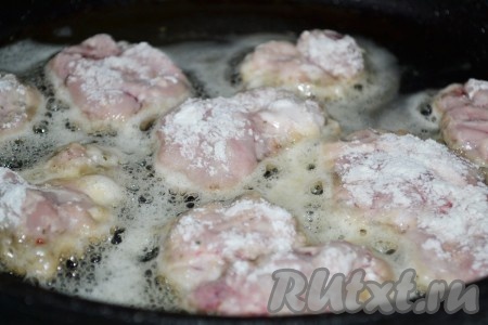 На сковороде разогреть оливковое и сливочное масло, обжарить свиные мозги  с двух сторон до золотистой корочки (примерно 5-6 минут).
