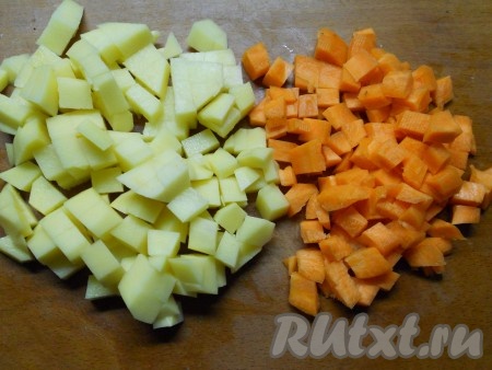 Картофель и морковь очистить, помыть. Нарезать овощи небольшими кубиками.
