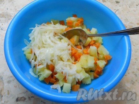 Картофель и морковь поместить в миску, добавить маринованный лук (без жидкости).
