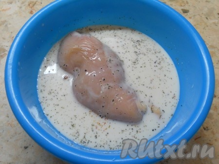 Куриное филе помыть и поместить его целиком в молоко.