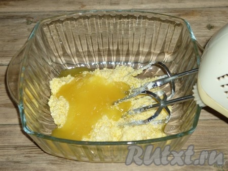 Затем добавить яйцо и мёд, продолжая взбивать миксером до однородной массы. 
