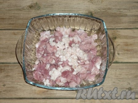 Свинину и сало промыть под проточной водой, обсушить. Сало нарезать мелкими кубиками,  мясо - немножко покрупнее. 
