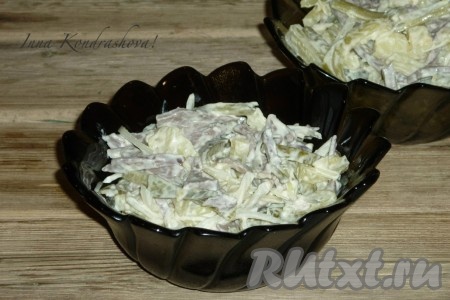 Вкусный салат из свиного сердца с маринованным луком готов. 
